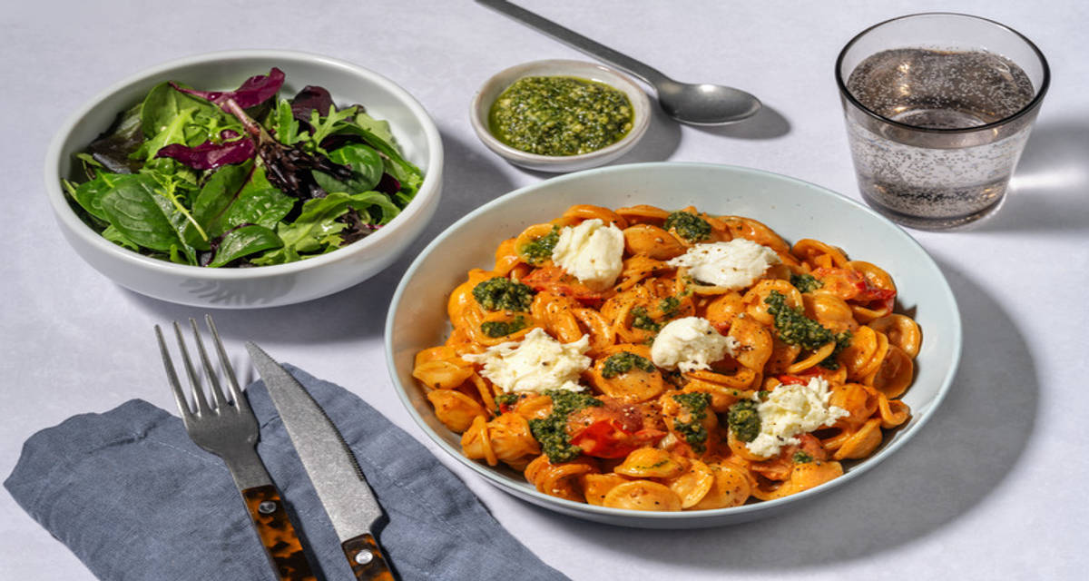 Italiensk pasta 'alla pomodoro' og frisk mozzarella med cherrytomatsauce, Parmigiano Reggiano og basilikumpesto