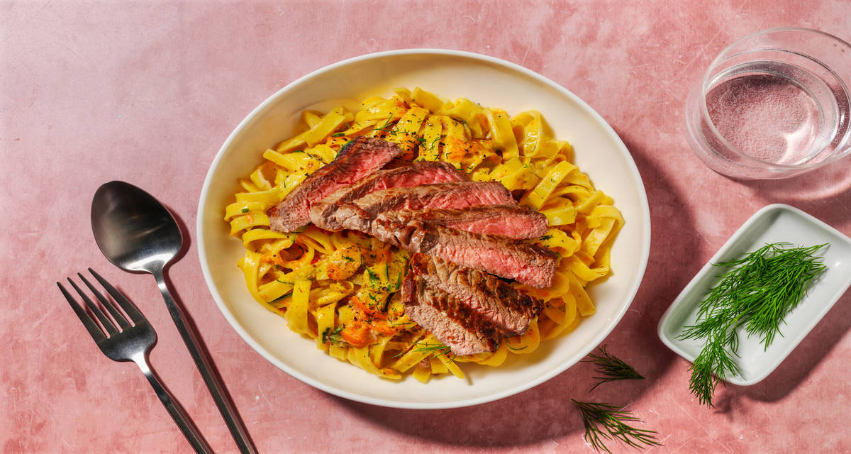 Krämig pasta med rumpstek med riven zucchini och färsk dill