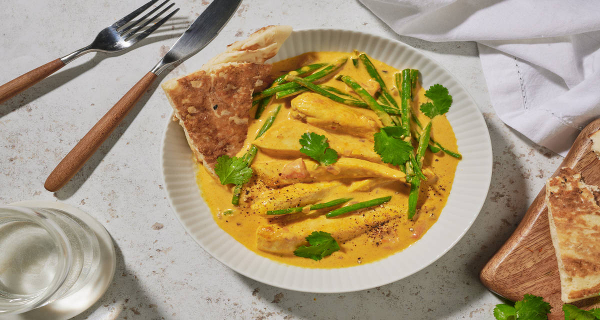 Indisk kylling: Keema Matar med yoghurt og naanbrød