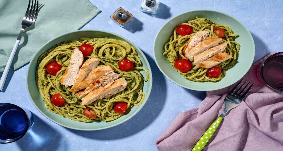 Cremet pesto verde-kyllingespaghetti med cherrytomater og skjult zucchini og spinat