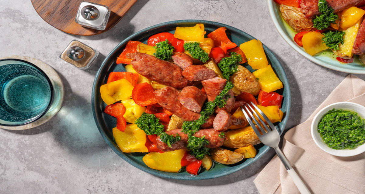 Salsiccia golosa e peperonata al forno con patate arrosto e salsa verde al prezzemolo