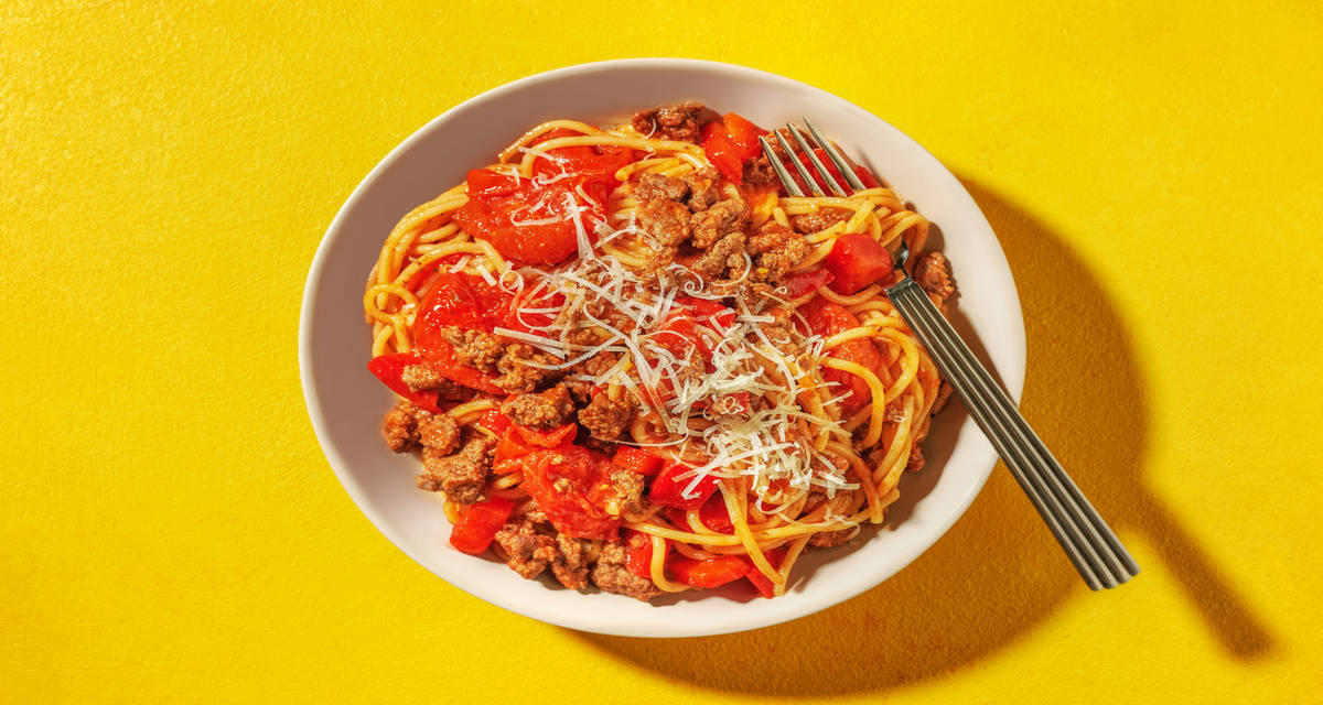 Kryddig nötfärsbolognese med körsbärstomater och parmigiano reggiano
