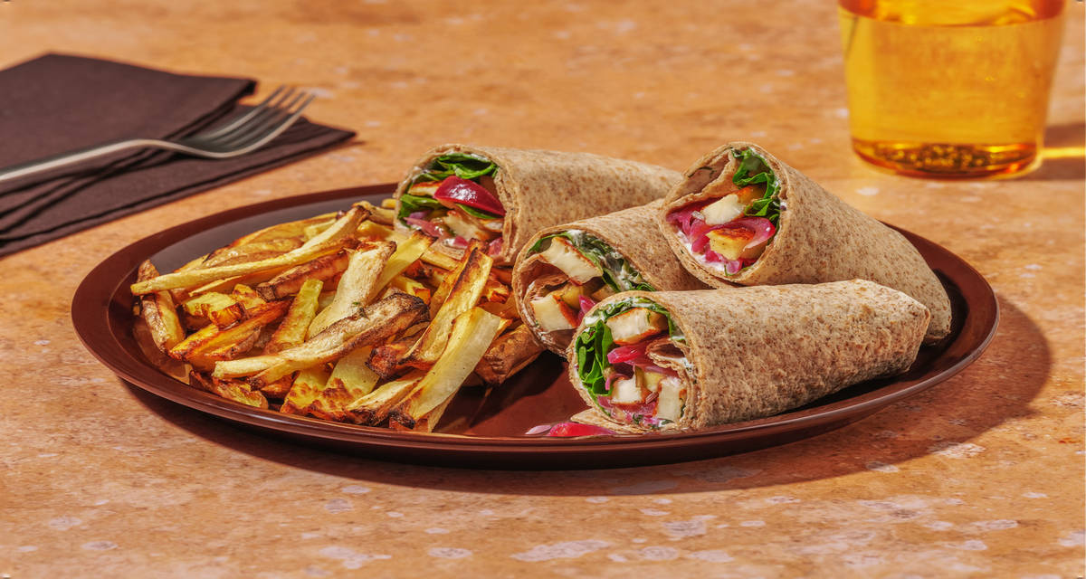 Vegetarisk halloumiwrap med syltad grönsakssalsa och rotfruktspommes
