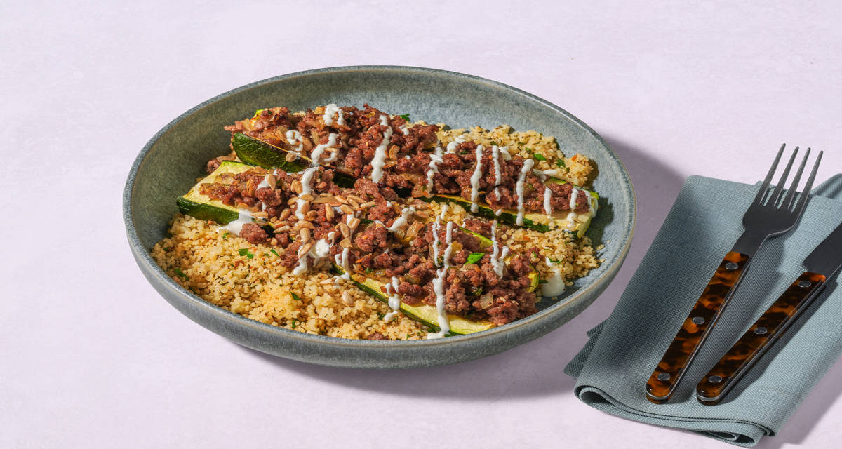 Oksekødsfyldt zucchini med couscous, solsikkekerner og yoghurt