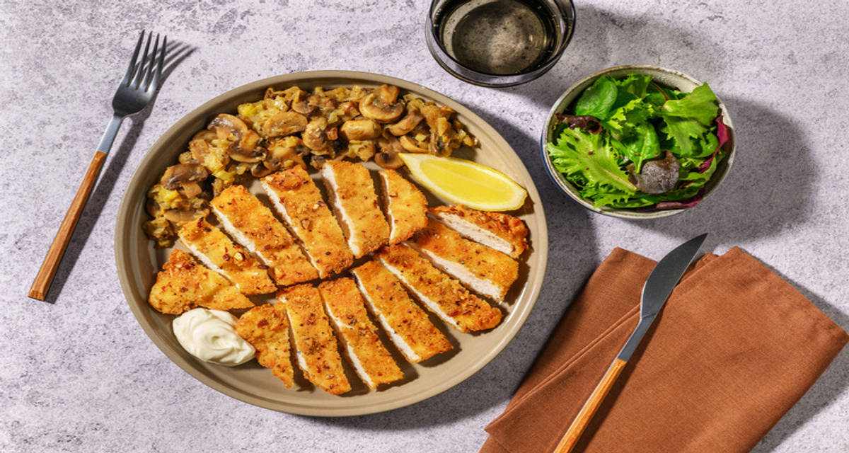 Cotoletta di pollo croccante alle mandorle con funghi trifolati ai porri e insalata fresca