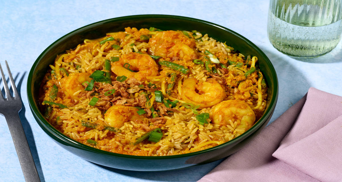 Riz sauté aux crevettes germes de soja, oignons frits et riz de chou-fleur