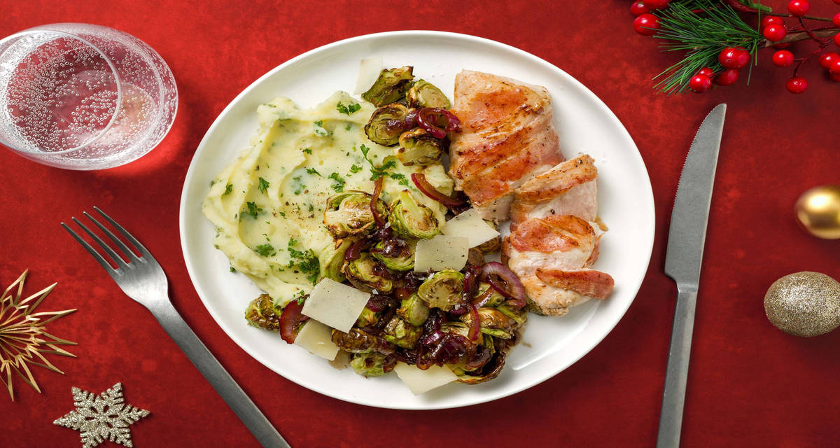 Poulet bardé de lard et choux de Bruxelles rôtis purée de pommes de terre aux herbes et oignon croustillant