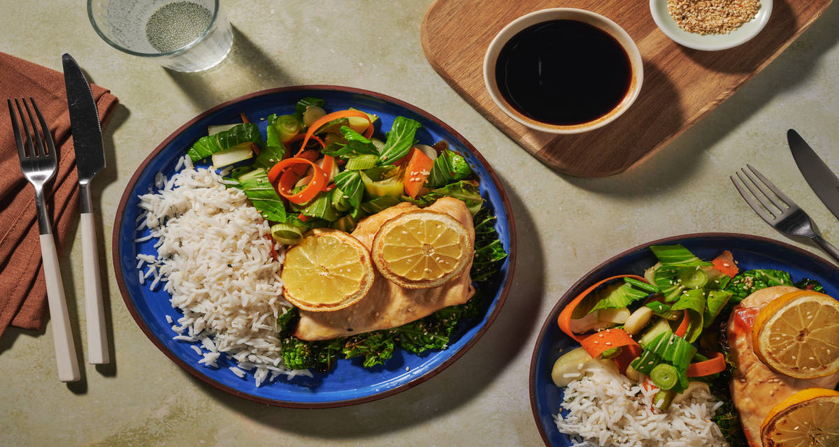 Citrus- og ingefærkrydret kylling med palmekål, ris og pak choi-salat