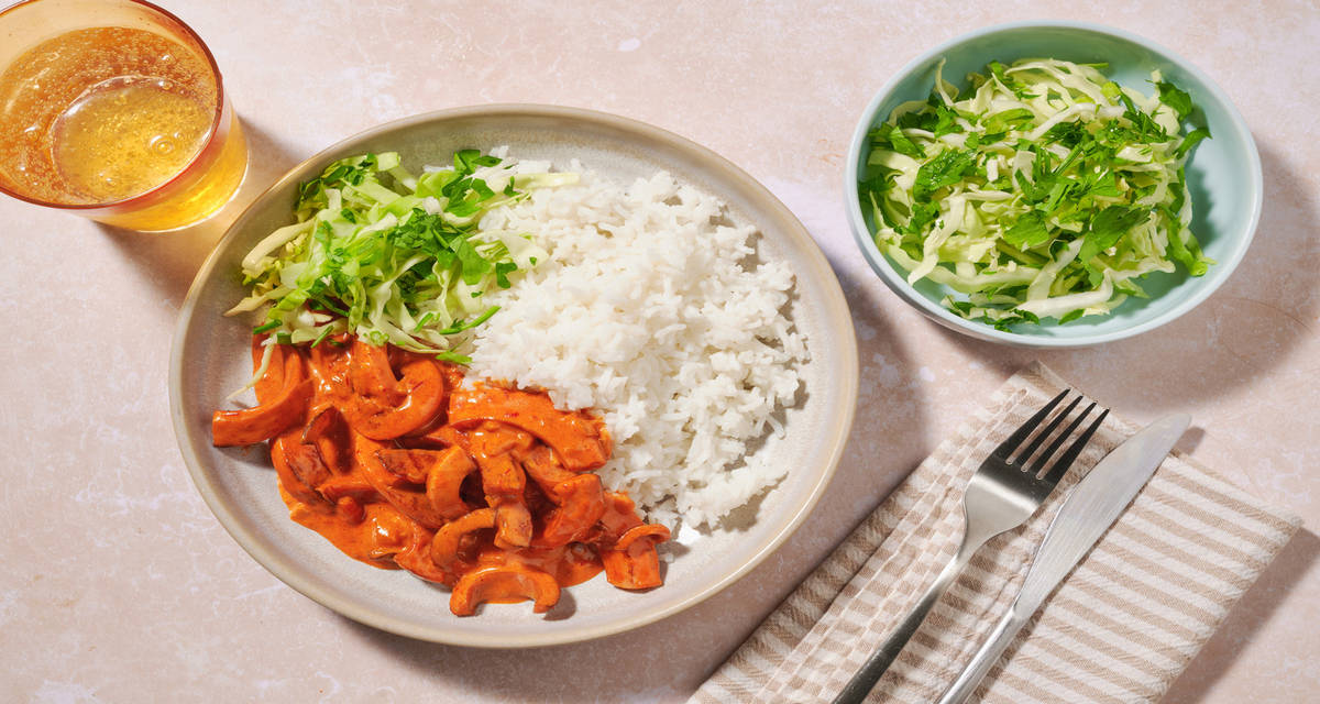Svensk pølse-stroganoff med ris og kålsalat