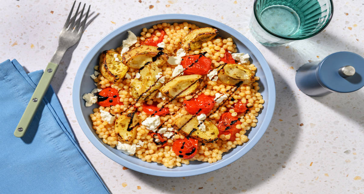 Couscous perlato ai carciofi, carne e formaggio greco con datterini nostrani e glassa al balsamico