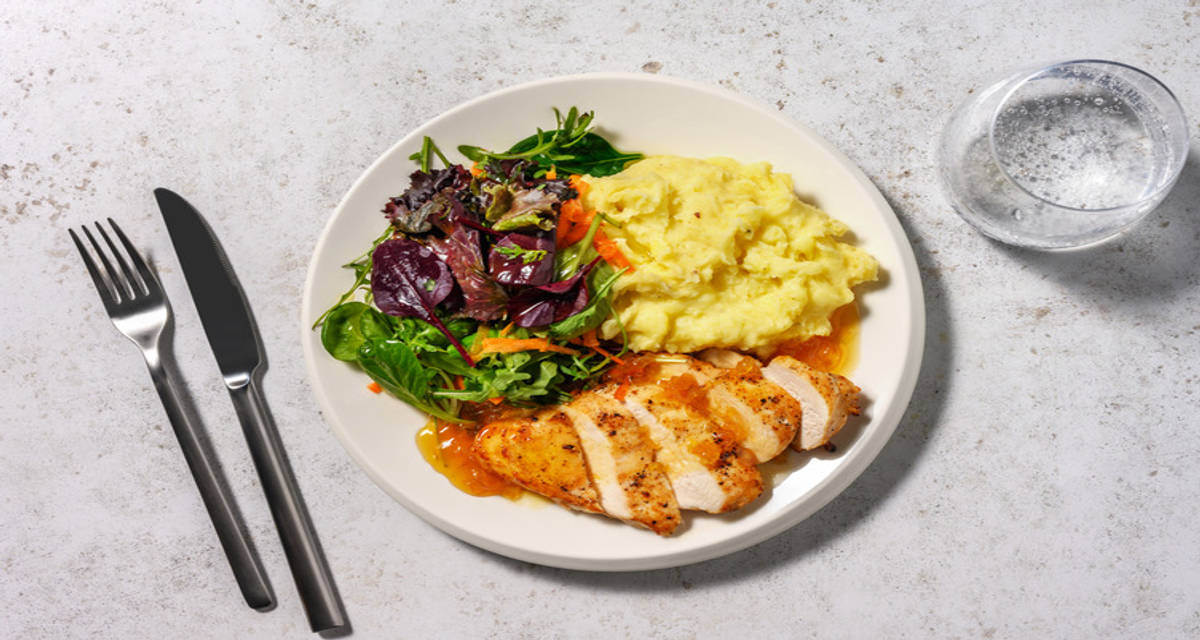 ¡A la valenciana! Extra de pollo con salsa de naranja con puré de patatas y ensalada fresca