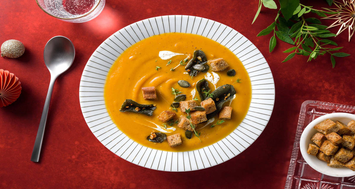 Soupe de potimarron, beurre noisette à la sauge et croûtons crème fraîche, graines de courge et thym