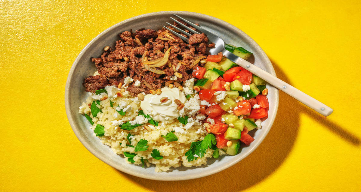 Snabblagad souvlaki-bowl på nötfärs med pinjenötter, couscous och grekisk ost