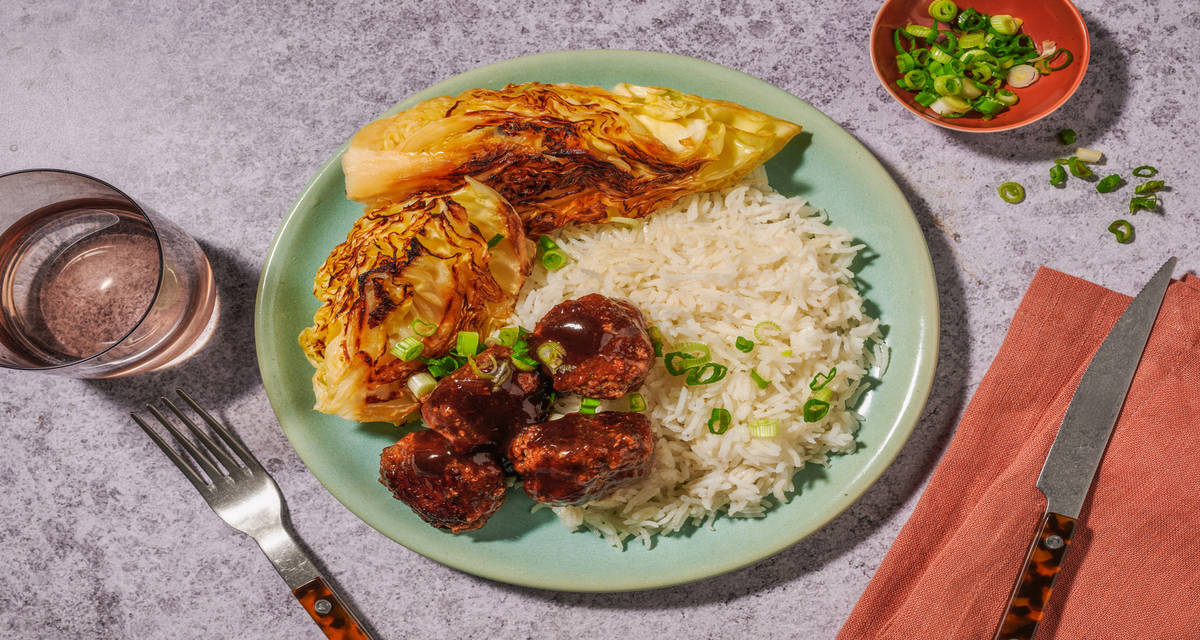 Hoisinglaserade köttbullar med jasminris och bräserad kål
