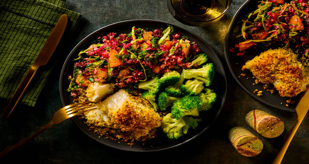 Pistaciepaneret torsk og appelsindressing med lun blomkålssalat og broccoli