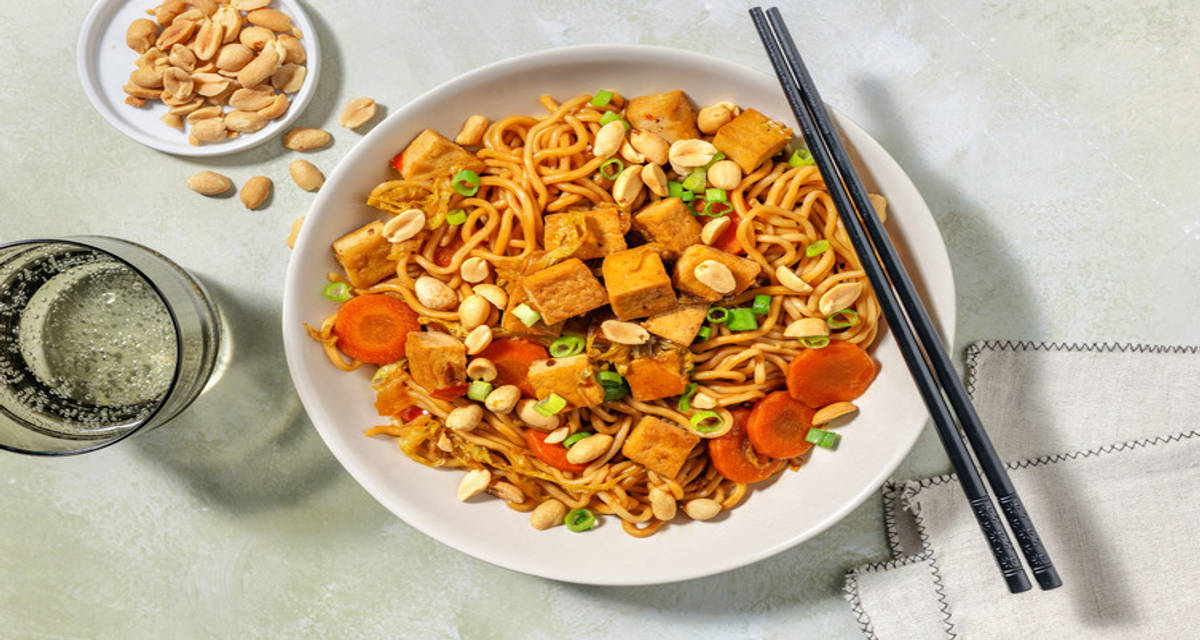 Veggie udon e tofu in salsa agrodolce con salsa chili agrodolce, mazzancolle e arachidi