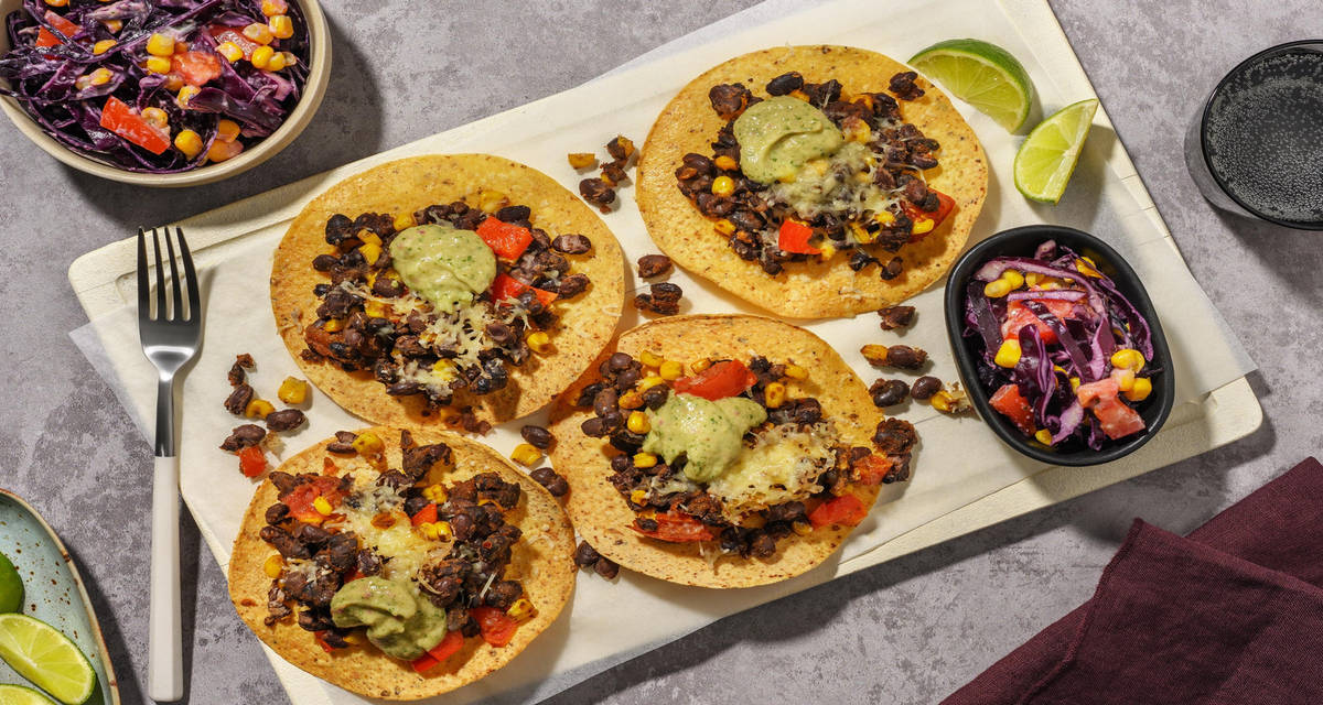 Tostadas au fromage et sauce à l'avocat haricots noirs et slaw croquant