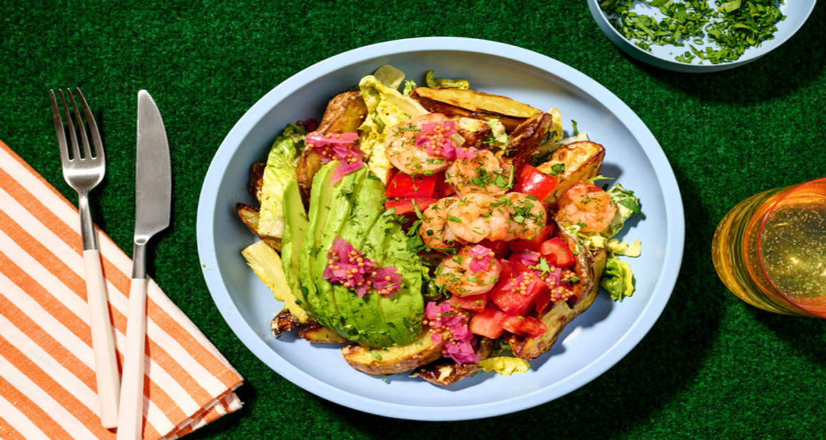 Salade met scampi's en avocado met romige groene saus, verse kruiden en zoetzure ui