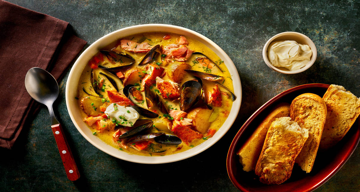 Nordisk mussel- och laxsoppa med krispigt vitlöksbröd