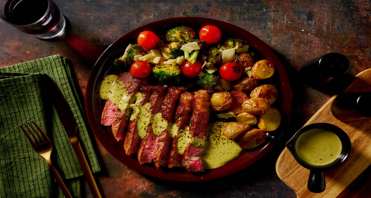 Entrecote med pestosås med ugnsbakad potatis och stekta grönsaker