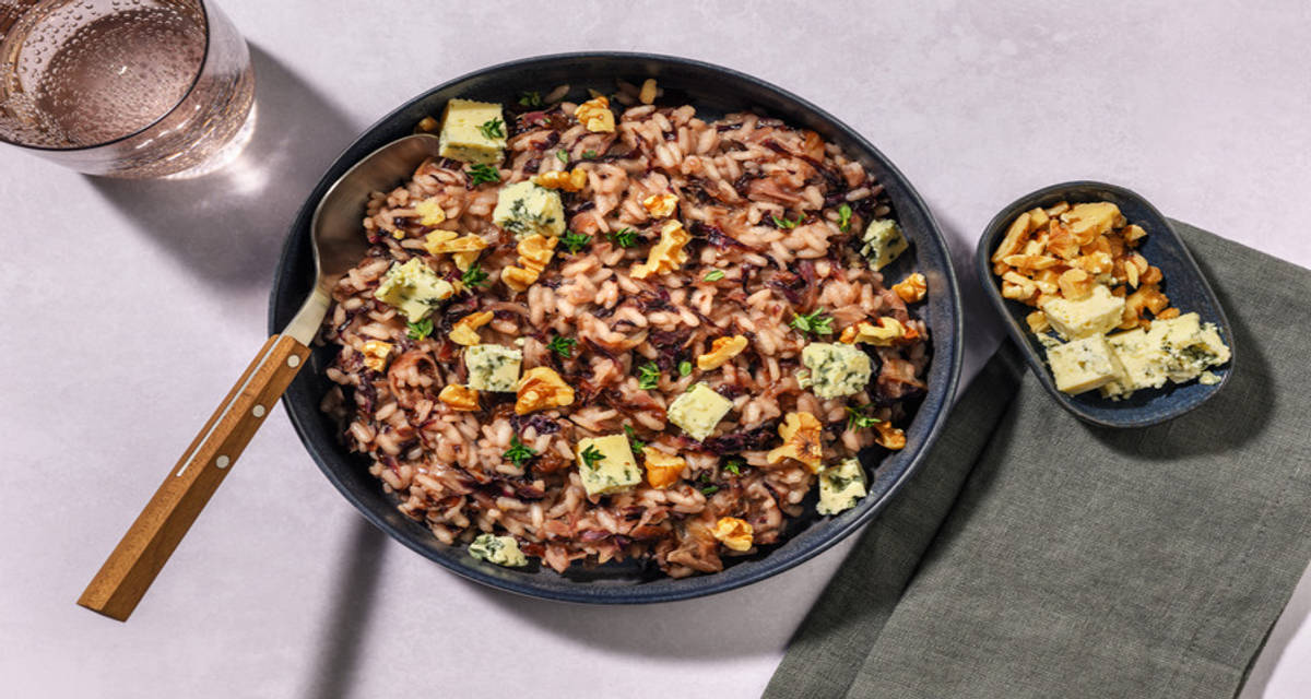 Risotto invernale al radicchio, salsiccia e zola con noci, timo e Grana Padano