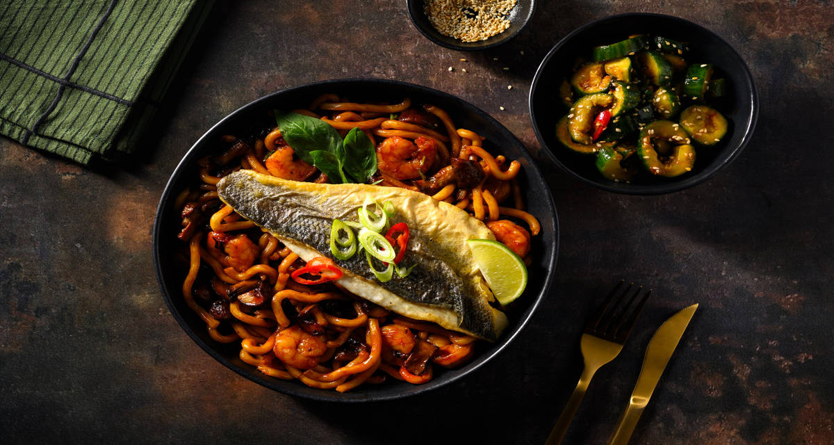 Cabillaud à l'ail noir & udon aux crevettes gochujang salade de concombre frappé épicée & basilic thaï