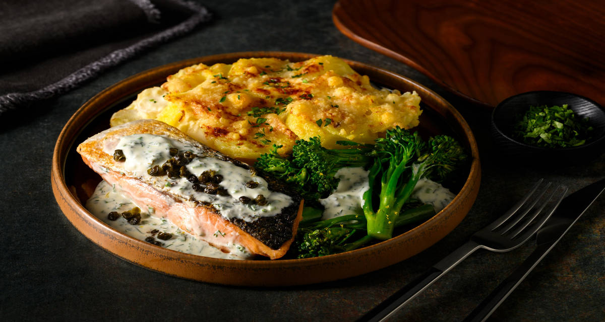 Zalm in romige citroensaus met gepofte kappertjes met aardappel-peterseliewortelgratin en broccolini