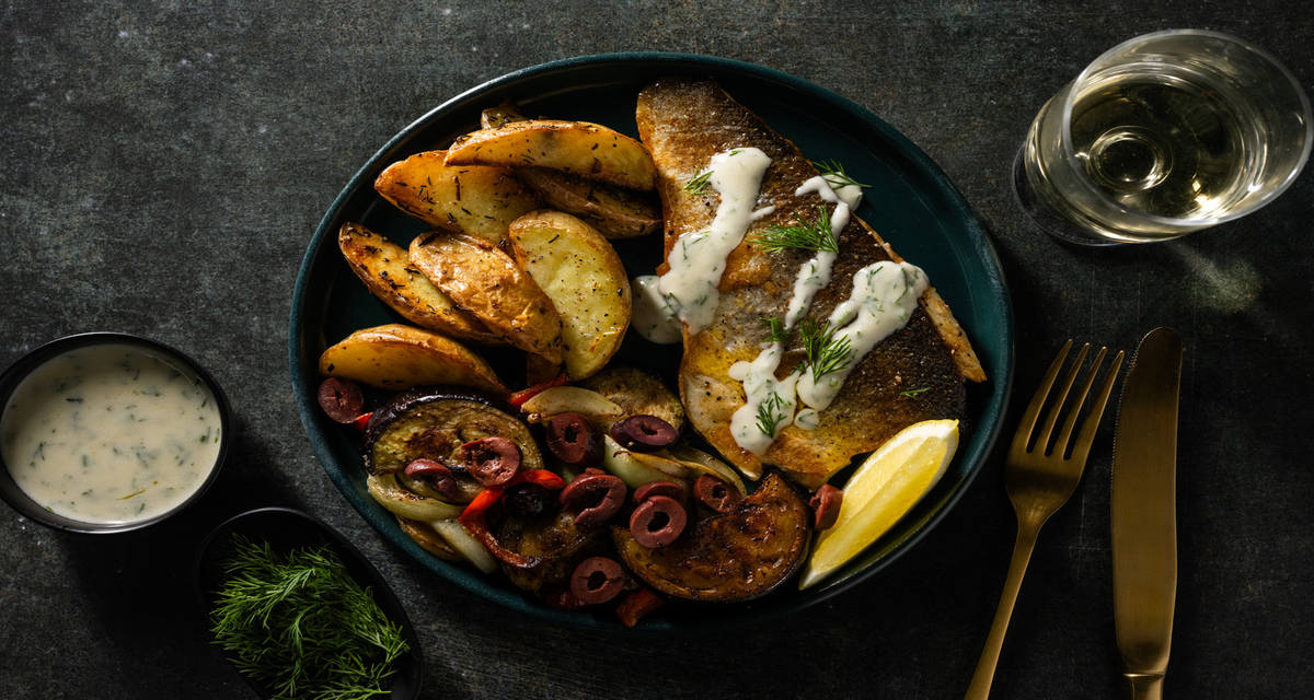 Merlu en sauce à l'aneth & pommes de terre citron crème, fenouil, aubergine, poivron et olives
