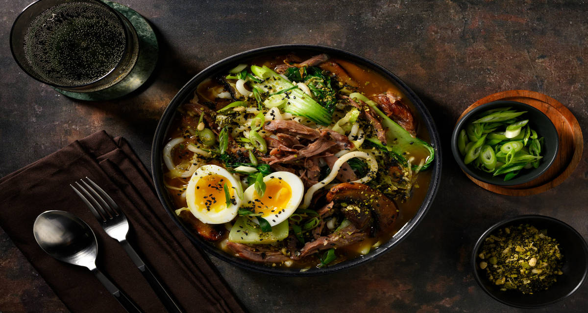 Gekonfijte eendendij en zachtgekookt eitje met miso-noedelsoep met portobello, furikake, paksoi en spitskool