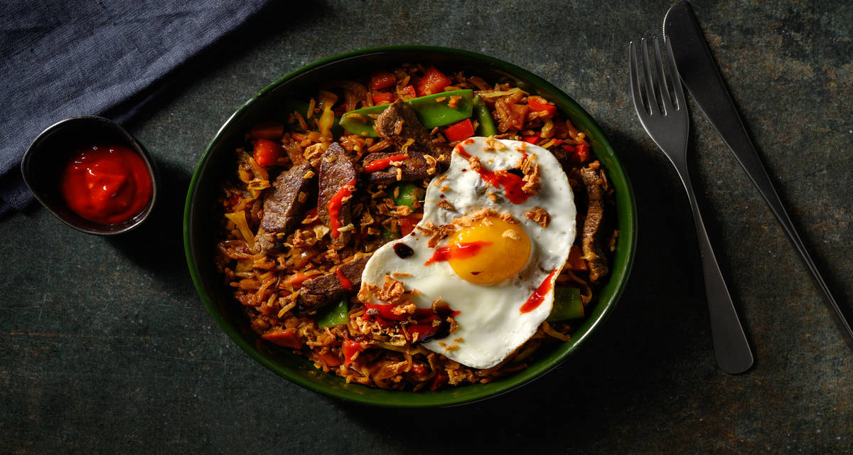 Émincés de steak, œuf au plat & mange-tout riz sauté et oignons frits
