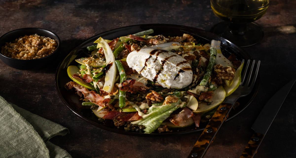 Salade de burrata et lard, garniture panko & noix haricots verts, chicon, poire et câpres