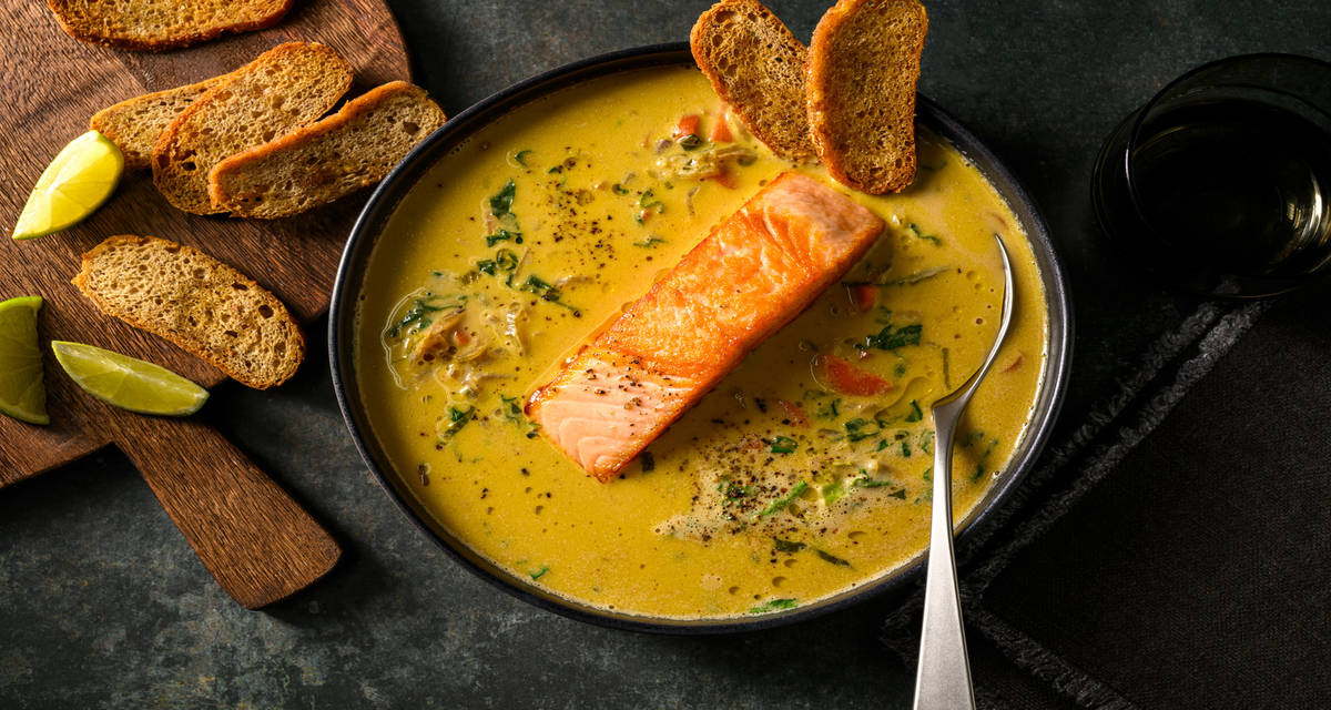 Saumon sur soupe coco-miso & pak-choï crostini de ciabatta à l'ail & citron vert
