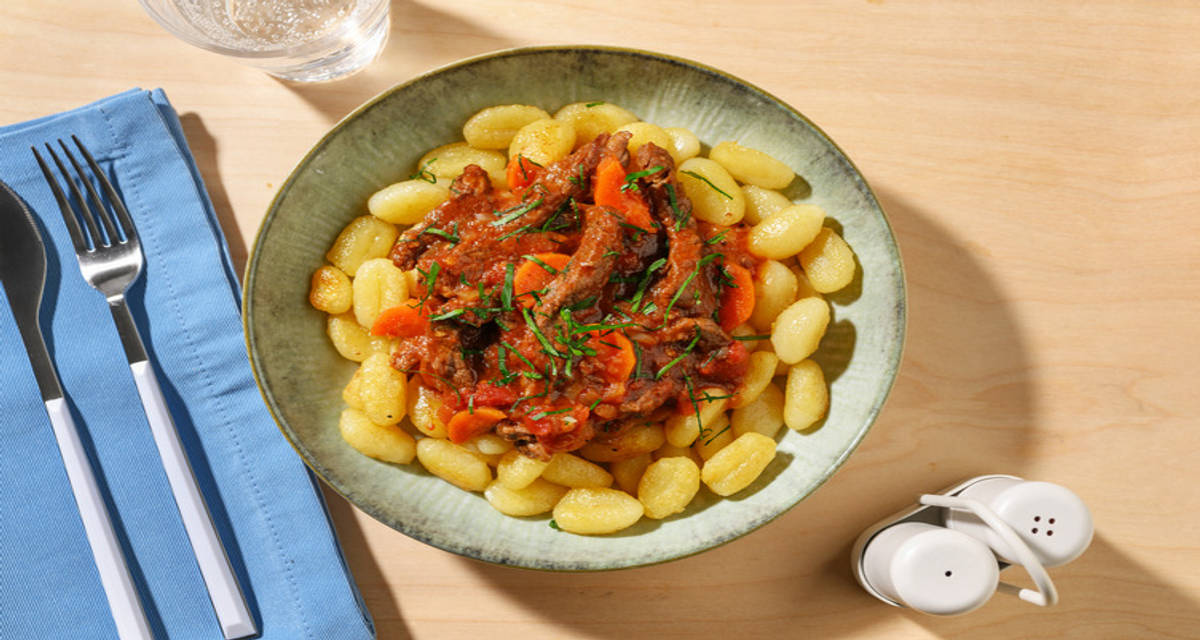 Pasticada: guiso croata de ternera con tomate con gnocchi, verduras y perejil fresco