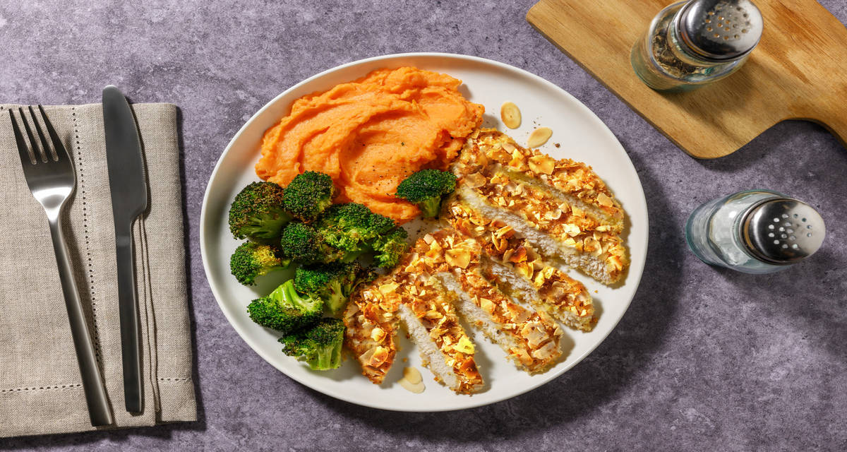 ¡Crocante! Pollo con rebozado de almendras con puré de boniato y brócoli asado al ajo