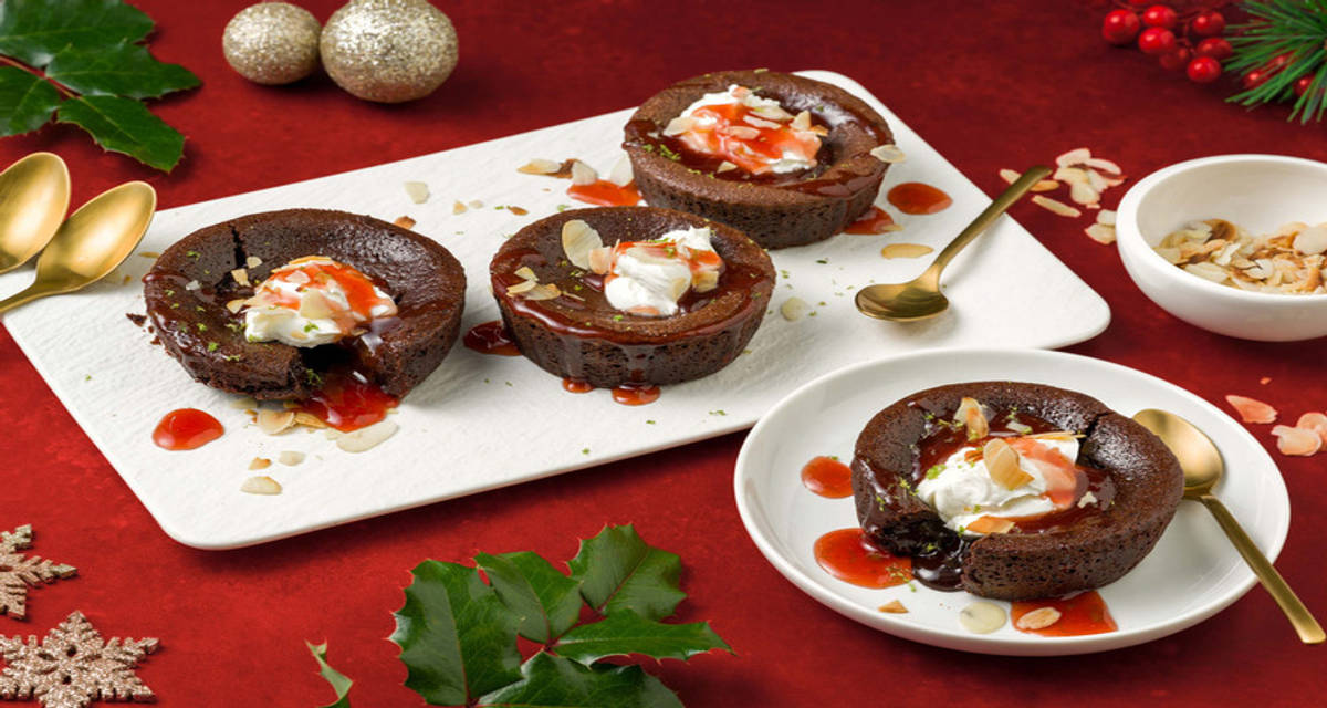 Chocolade lavacake met mascarpone | klaar om te bakken met zelfgemaakte aardbeiensaus, amandelschaafsel en limoen