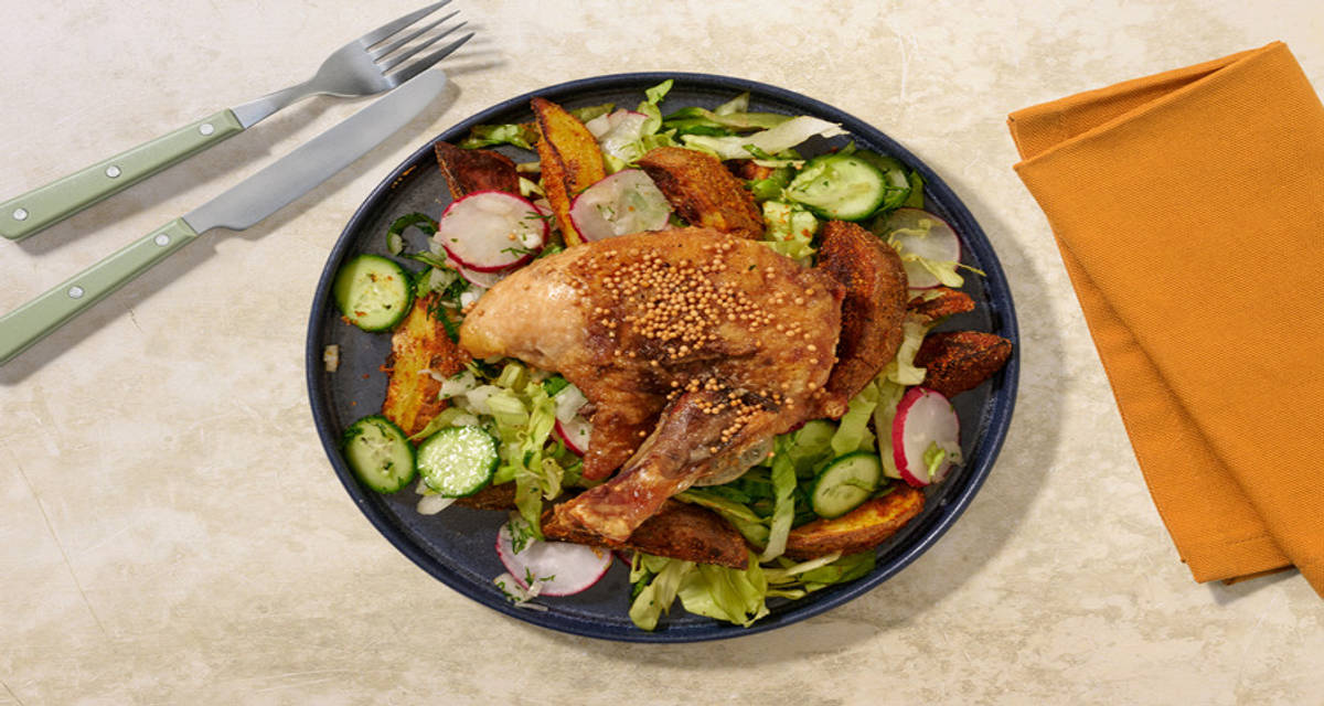 Parelhoen met Scandinavische stijl salade met aardappelen, dille en botersla