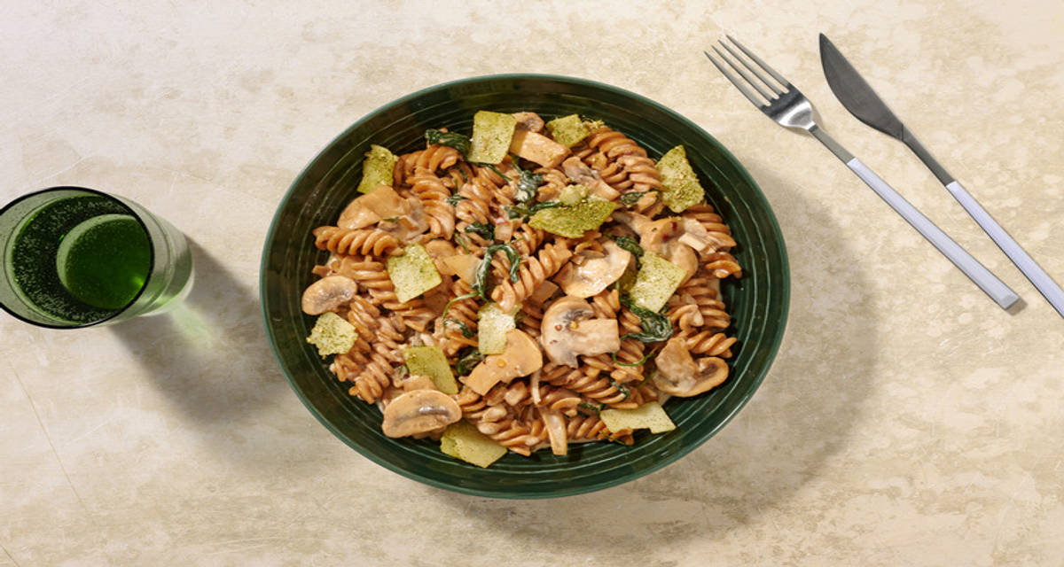 Volkoren fusilli met misochampignons met Grana Padano, spinazie en gomasio
