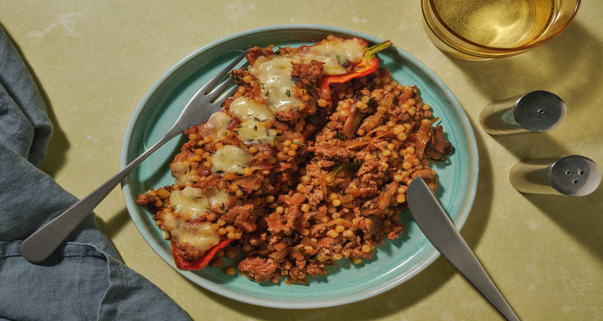 Poivron pointu farci au haché végé dés de fromages aux herbes & couscous perlé