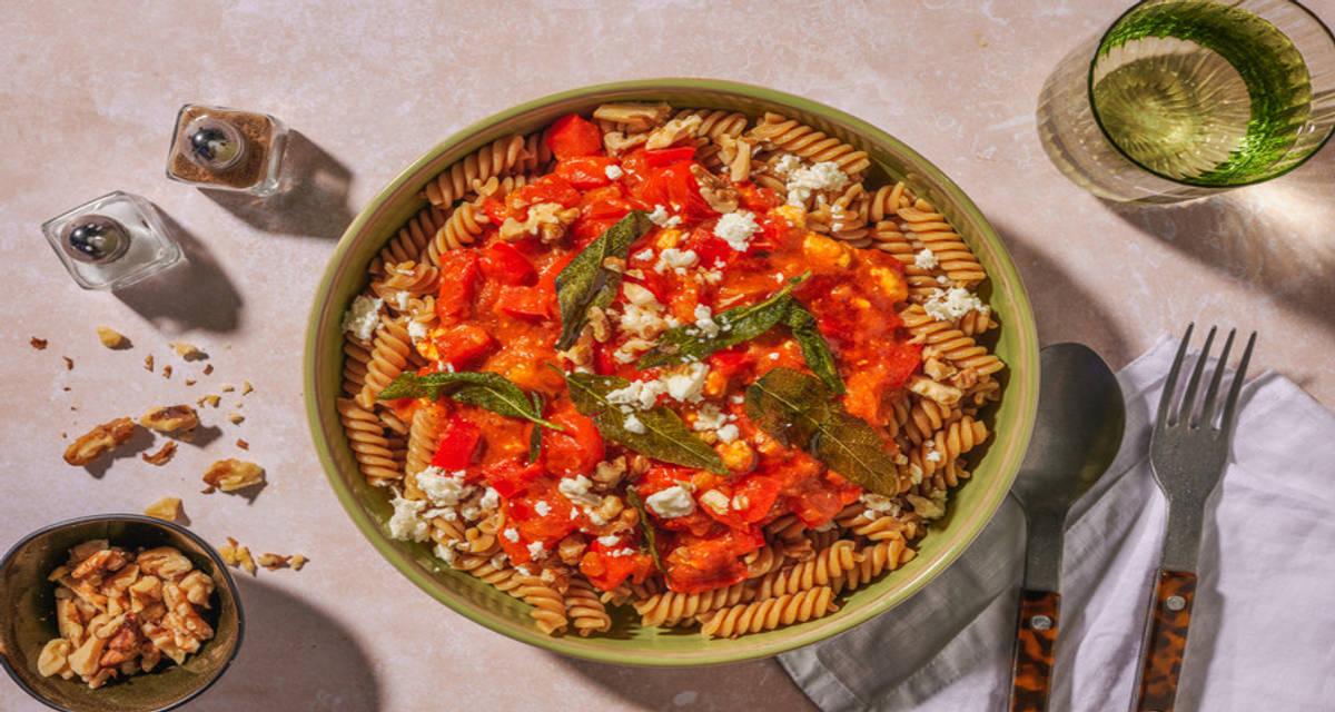 Fusilli complets au chèvre & sauge croustillante sauce tomate & poivron, noix grillées