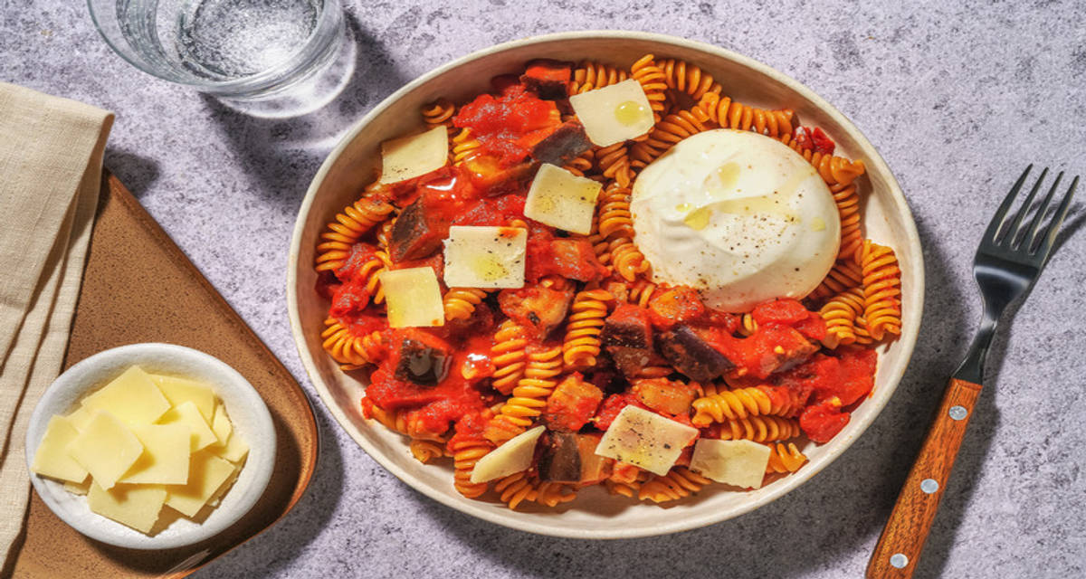Volkoren fusilli met burrata en Grana Padano in tomatensaus met Siciliaanse kruiden