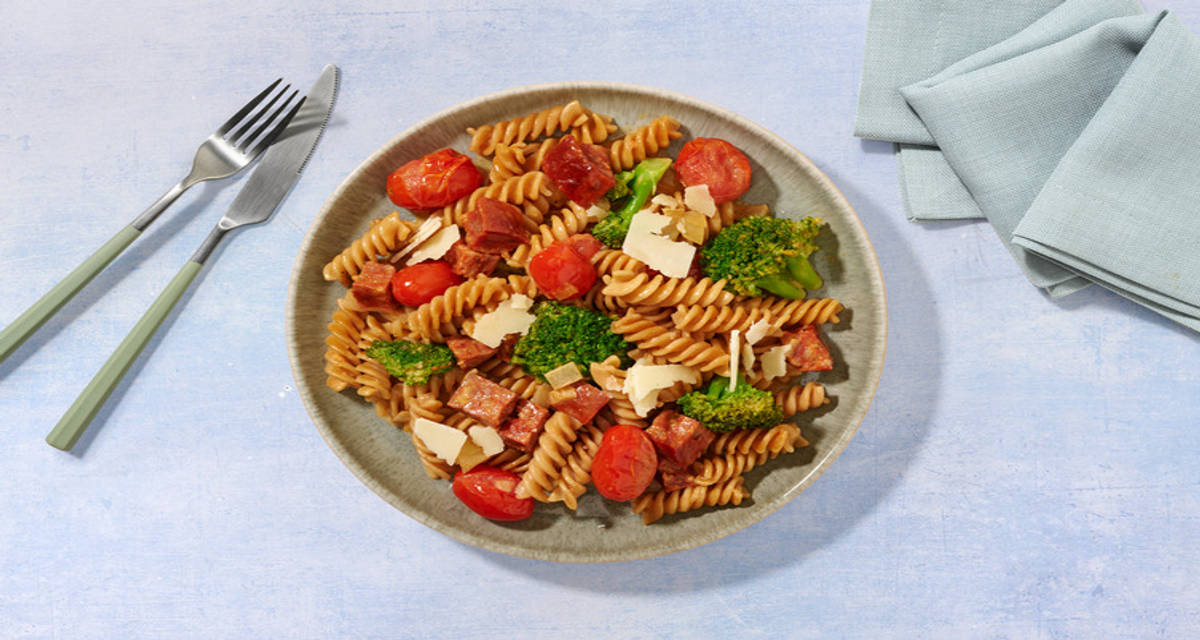 Volkoren fusilli met chorizo en broccoli met Grana Padano, pecorino en tomaten