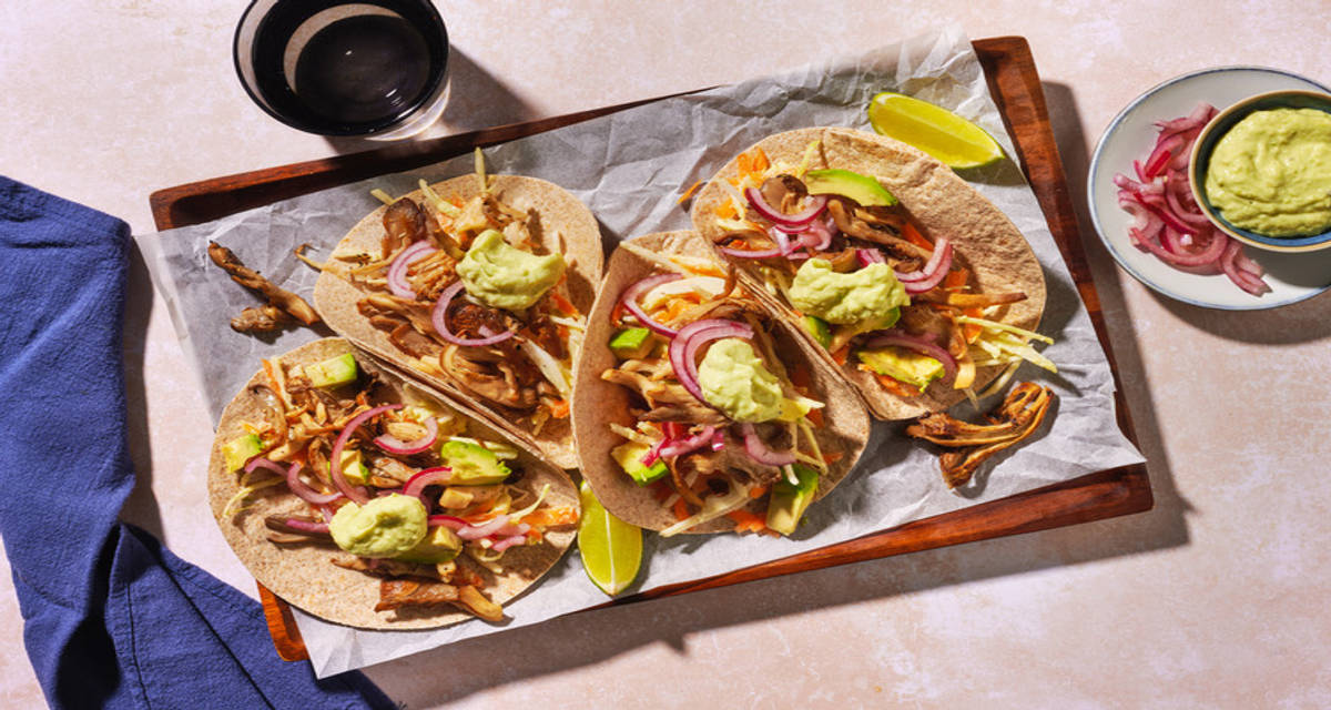 Tacos aux champignons au chipotle & fromage tortillas au blé complet, crème d'avocat et oignon aigre-doux