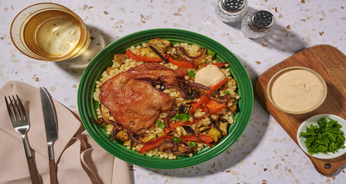 Confit de canard, labné au sumac, couscous perlé aubergine, poivron et persil
