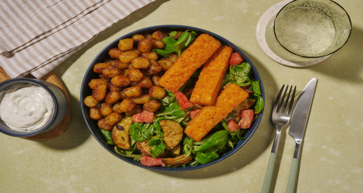 Bâtonnets végés façon poisson & sauce ravigote mini-grenailles BBQ & salade de courgette