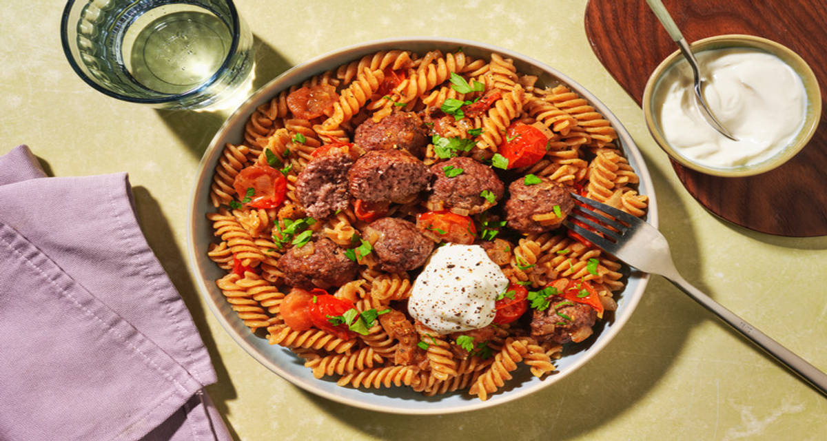 Boulettes de cerf et fusilli complets, sauce yaourt & ail sauce au beurre assaisonné, tomates et persil