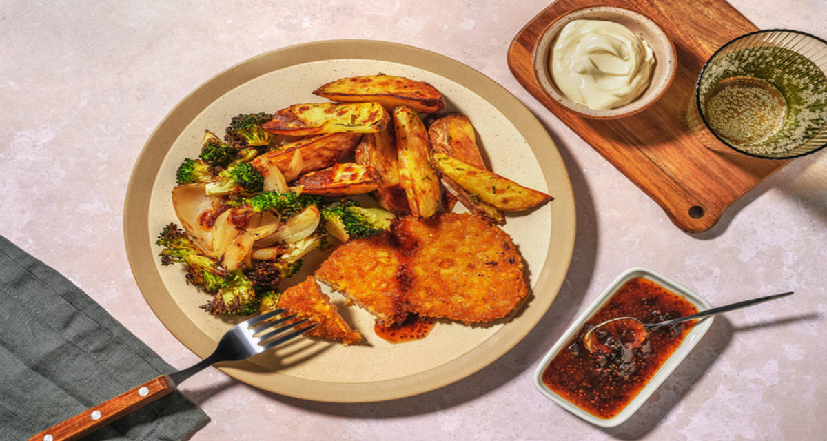 Schnitzel végé & sauce collante à l'orange pommes de terre au romarin et brocoli rôti