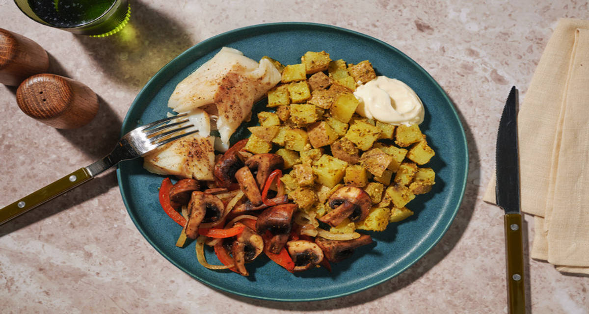 Kabeljauw met pesto-patatjes met kastanjechampignons, paprika en ui