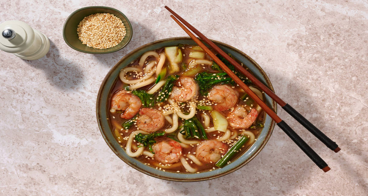 Teriyaki-udonsoep met garnalen en broccolini met paksoi, miso, limoen en sesamzaadjes