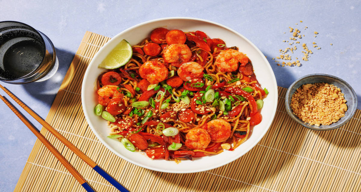 Crevettes & nouilles au wok en sauce hoisin oignon nouveau et cacahuètes