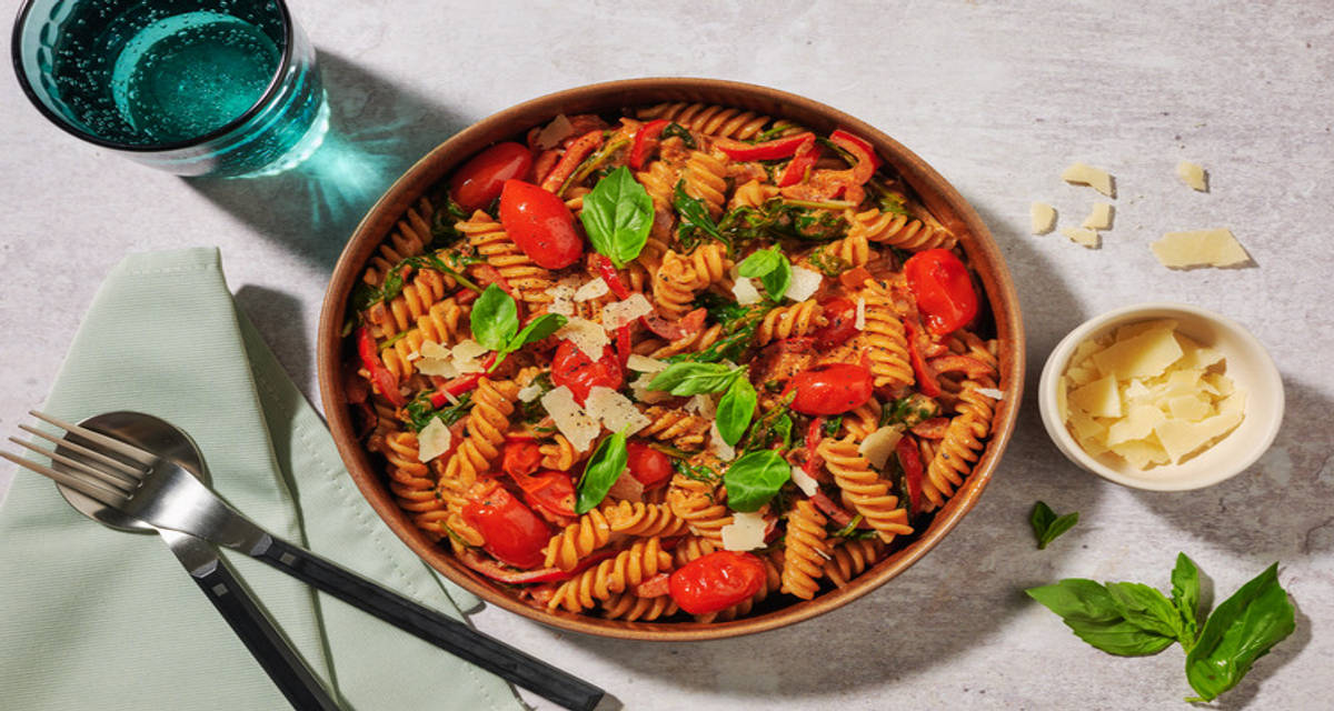 Fusilli complets aux épinards et Parmigiano Reggiano tomates, poivron pointu et basilic